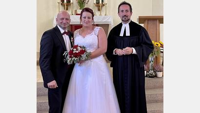 Bild: wku
Das frisch vermählte Paar Tanja und Franco Barile mit dem evangelischen Pfarrer Stefan Fischer (von links) in der Hirschauer Gustav-Adolf-Gedächtniskirche.