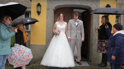 Bild: kro
Glückstrahlend verlassen Jennifer und Christian Lobinger die Steinbergkirche bei Bärnau. Mit auf dem Bild ein Teil der Eltern-Kind-Gruppe.