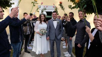 Bild: le
Der Freundeskreis des Brautpaares aus Meerbodenreuth stand mit Rosen vor dem Pflegschloss in Floß Spalier.