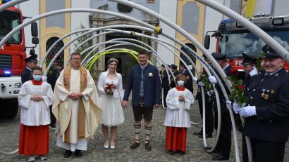 Bild: jr
Viel Glück für das weitere gemeinsame Leben wünschten die Feuerwehren aus Rosall, Kondrau und Waldsassen dem Brautpaar Julia Weiß und Maximilian Friedl. Mit dabei war auch Pater Otto Grillmeier, ein früherer Nachbar des Bräutigams, der jetzt in Salzburg wirkt.