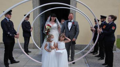 Bild: kro
Über ein großes Ehrenspalier freuten sich Stefanie Riebl und Sascha Schenkl nach der kirchlichen Trauung in der Kleinen Kappl in Ottengrün. Vorne im Bild die beiden Brautmädchen Mia und Eva.