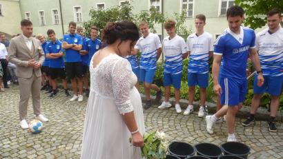 Bild: mad
Der Bräutigam macht sich für das Eimer-Zielschießen bereit. Braut Sabrina schaut noch etwas skeptisch.