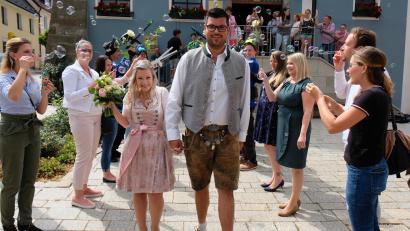 Bild: do
Nach dem Ja-Wort im Rathaus haben Alina und Florian Schusser vor dem Rathaus auf dem Weg zur Hochzeitsfeier viele Hürden zu nehmen.