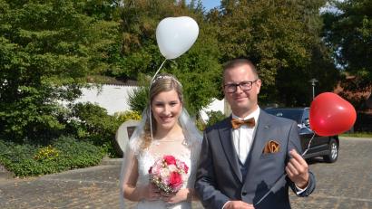 Bild: dob
Mit rot-weißen Luftballons überraschten die Familienangehörigen nach der Trauung in der Benefiziumskirche St. Johannes Nepomuk die Brautleute Verena Graf aus Waldau und Christian Rockinger aus Weiden.