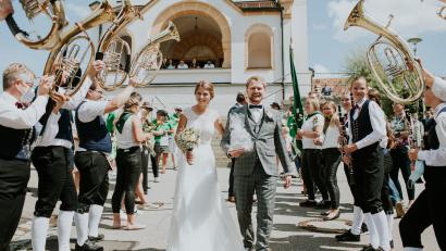 Bild: Claudia Ebeling/exb
Stefanie und Wolfgang Graf durchschritten vor der Unterauerbacher Nikolauskirche nach ihrer Trauung ein langes Spalier von Vereinsvertretern.