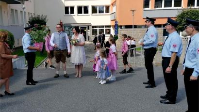 Bild: Manfred Bock/exb
Der Vorsitzende der Feuerwehr Bergnetsreuth, Harald Kick, gratuliert Markus Riedel und Manuela Bruckner zur Hochzeit.