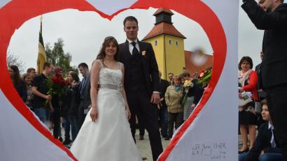 Bild: dob
Ramona Wildenauer und Christian Scharl durften an ihrem großen Tag viele Hände schütteln und auch ein Herz ausschneiden.