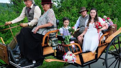 Bild: do
Mit "Herrschaften aus dem englischen Königshaus" auf dem Kutschbock ließen sich die Frischvermählten Maia Hann und Daniel Brenneiser mit einer Originalkutsche aus dem 19. Jahrhundert zur Hochzeitsfeier fahren.