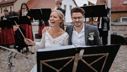 Bild: Markus Werner/exb
Christoph Gmeiner und Line Straub gaben sich in den neu sanierten Räumen der Fronfeste in Tirschenreuth das Ja-Wort. Gmeiners ehemalige Musikerkollegen überraschten das Brautpaar nach der Hochzeit.
