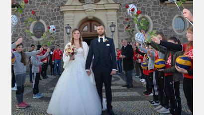 Bild: dob
Die Fußballer aus Tännesberg und die Volleyballer aus Vohenstrauß bereiteten Katharina Oikarinen und Peter Rackl nach der Trauung in der katholischen Stadtpfarrkirche einen großartigen Empfang.