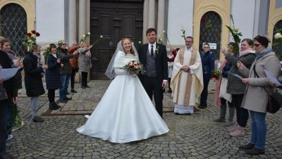 Bild: jr
Katharina und Florian Ziegler beim Verlassen der Basilika. Gemeinsam mit Stadtpfarrer Dr. Thomas Vogl durchschritten sie ein Ehrenspalier, das den Roy Black-Gassenhauer „Ganz in Weiß...“ anstimmte.