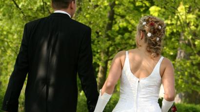 Symbolbild: Patrick Pleul/dpa
Die Zahl der Anmeldungen zur Hochzeit geht in Weiden zurück