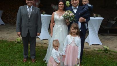Bild: jr
Im Sengerhof in Bad Neualbenreuth schlossen Tina Grillmeier und Matthias Bätzl den Bund der Ehe. Mit dabei waren neben dem gemeinsamen Söhnchen Leon auch die Blumenmädchen Jule (links) und Mia. Bürgermeister Klaus Meyer leitete die feierliche Zeremonie.