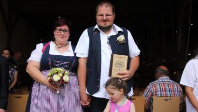 Bild: kro
Das Brautpaar Alexandra und Thomas Münzel beim Verlassen des Sengerhofes, mit dabei Brautmädchen Christina.