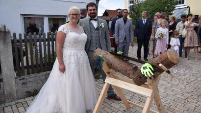 Bild: wku
Janine Lösch und Kevin Deinzer mussten gemeinsam mit viel Muskelkraft einen dicken Baumstamm durchsägen.