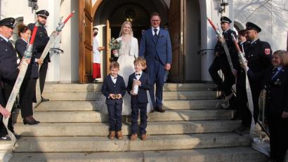 Bild: kro
Die Feuerwehr Naab stand Spalier, als Marina und Josef Konrad die Pfarrkirche St. Nikolaus verließen. Mit dabei waren die Brautkinder Alexander und Jakob.