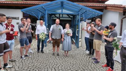 Bild: bsc
Glücklich und strahlend schritten Johannes Härtl und Rosalie Gmeiner durch das Ehrenspalier des TSV Friedenfels.