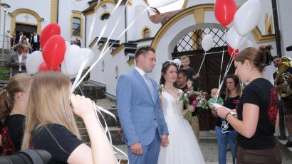 Bild: bey
Vom Faschingsverein Waidhaus gibt es für Dominik und Julia Riedel die Glückwünsche in gereimten Worten, dazu noch rote und weiße Ballons in Herzform, die dann in den Himmel aufsteigen durften.