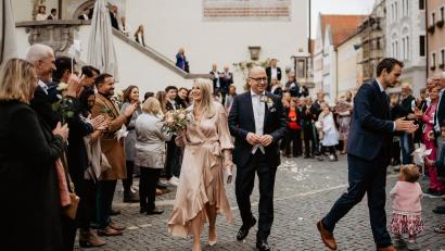 Bild: Dominik Lenz/exb
Mit den frisch vermählten Christian und Ann-Kristin Deglmann freuen sich Familie und Freunde