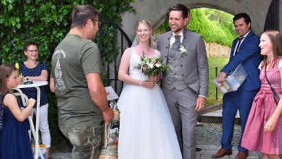 Bild: wku
Markus Rippl von den Königsteiner Kirwapaaren (links) ließ das Brautpaar aus der Kirwaliesl trinken