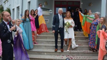 Bild: jr
Über viele Glückwünsche durfte sich am Samstagnachmittag das Brautpaar Sonja Friedrich und Manfred Sommer freuen. Zuvor schlossen beide im Rathaus vor Standesbeamtin Luisa Kamm den Bund fürs Leben.