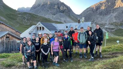 Bild: Pfadfinder Tirschenreuth/exb
Die Rovergruppe der Pfadfinder Tirschenreuth bei ihrer jährlichen Hüttentour. Das Bild zeigt die Teilnehmer vor dem letzten Etappenziel, die Rappenseehütte.