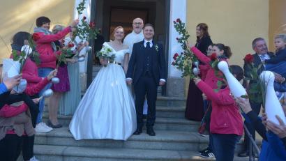 Bild: jr
Den kirchlichen Bund der Ehe schlossen am Samstagnachmittag in der Pfarrkirche St.Martin in Griesbach die Mitterteicherin Nadine Dreßel und der Griesbacher Marco Müller. Getraut wurden die beiden von Mitterteichs Stadtpfarrer Anton Witt. Zahlreiche Freunde, Kollegen und Vereine überbrachten ihre Glückwünsche.