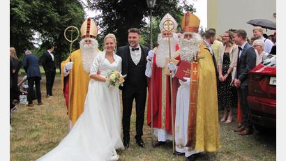 Bild: sei
Da Kristin Schlosser-Braun (Braut) in der Weihnachtszeit den Nikolaus in Weiden als Engerl begleitet, ließen es sich drei "Heilige" nicht nehmen und standen vor der Moritzkirche für sie und ihren Bräutigam Fabian Spalier. Auch Polizeikollegen und Arbeitskollegen der Braut fanden sich vor dem Gotteshaus ein.