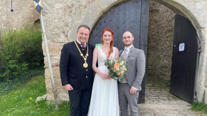 Bild: Kappl/exb
Bürgermeister Anton Kappl (links) traut Monika und Johann Hirtreiter auf der Burg Leuchtenberg.