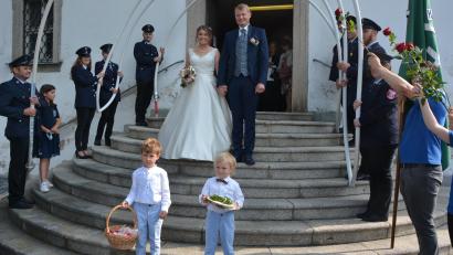 Bild: jr
Ein riesiges Ehrenspalier bereiteten Vereine und Arbeitskollegen dem Brautpaar Christina Stock und Johannes Schrems am Samstagmittag vor der Pfarrkirche St. Leonhard in Leonberg. Mit dabei waren die beiden Brautjungen Joshua (links) und Leonhard. Gefeiert wurde dann im Gasthaus Sommer in Kondrau.