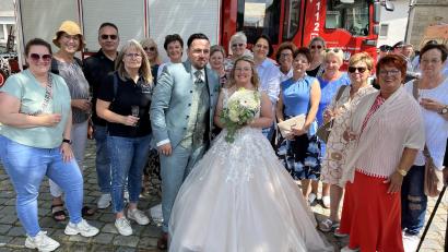 Bild: mor
Dominik und Marina Muhr geben sich nun vor Gott das Eheversprechen. Die Damen der Frauenunion, CSU, Feuerwehr, Apre-Skihüttenfreunde und Reiterfreunde warteten nach der Messe mit Spalieren, Aufgaben und Glückwünschen auf.