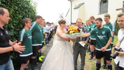Bild: ang
Die Reuther Fußballer standen bei der Hochzeit von Marlena Schreiber und Stefan Schieder Spalier. Für die Braut gab’s einen Blumenstrauß.
