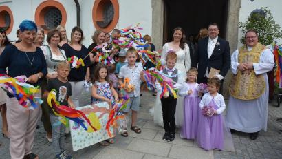 Bild: jr
Stefanie Siller und Bernhard Ernstberger schlossen am Samstag in der Kapplkirche kirchlich den Bund der Ehe. Nach dem Gottesdienst wartete ein großes Ehrenspalier auf das Brautpaar, wie hier durch den Evangelischen Kindergarten Tirschenreuth.