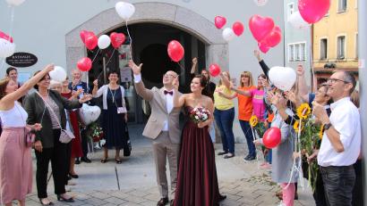Bild: prh
Arbeitskolleginnen und Kollegen, Bekannte und Verwandte ließen nach der standesamtlichen Trauung der beiden Neustädter Maximilian und Marina Michler vor dem Rathaus bunte Luftballons steigen.