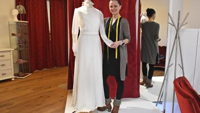 Bild: Petra Hartl
Astrid Reyzl mit einem Brautkleid aus dem Jahre 1980, das sie für die Modenschau am 18. und 19. Oktober im Capitol upcyceln wird.