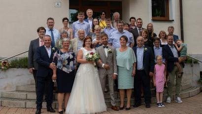 Bild: bk
Dass sie immer unter einem guten Stern stehen, wünschte in Freihung nicht nur Max Heindl (Zweite Reihe, links) dem Brautpaar Andreas und Miriam Kummer, sondern auch die Angehörigen und Verwandten.