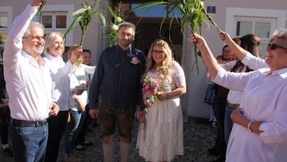 Bild: kro
Ramona und Martin Müller gaben sich das Ja-Wort im Tirschenreuther Standesamt. Unser Bild zeigt das Brautpaar mit den Arbeitskollegen der Hautarztpraxis von Dr. Albert Frank (vorne links).