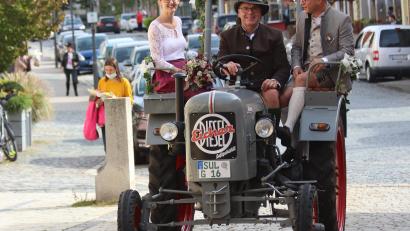 Bild: mfh
Miriam Beer und Tobias Tischler auf dem Weg zum Standesamt.