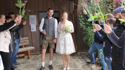 Bild: kro
Nadja Brucker und Philipp Hopfner gaben sich im Sengerhof in Bad Neualbenreuth das Jawort.