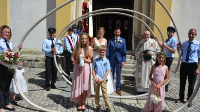 Bild: jr
Die Feuerwehr Pechofen empfing Ramona Bäumler und Georg Schmid nach der Trauung mit einem Schlauchspalier. Begleitet wurde das Brautpaar von den Brautkindern Sophie, Florian und Mara (von links).
