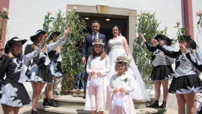 Bild: kro
Anja und Kamran Goorkany wurden nach der kirchlichen Trauung in der Kirche St. Katharina in Mähring von der Prinzengarde des Faschingsvereins "Rosamunde" Mähring erwartet. Mit dabei waren die beiden Brautmädchen Pia (links) und Ines (rechts).