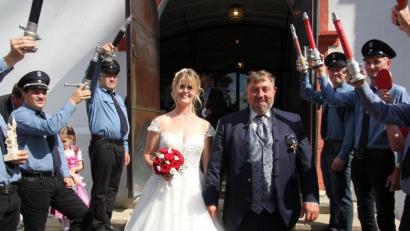 Bild: kro
Simone und Karl Kohl beim Verlassen der Stadtpfarrkirche. Dort erwartete die Feuerwehr Matzersreuth die frisch Vermählten im Ehrenspalier.