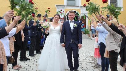 Bild: soj
Für die Frischvermählten standen auf dem Kirchplatz in Ebnath Vereine und Kollegen Spalier.