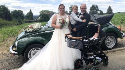 Bild: wro
Zusammen mit Söhnchen Felix feierten Antonia (geborene Kraus) und Christoph Heindl ein doppeltes Familienfest. Taufen ließ man in der Kreuzbergkirche in Wiesau den kleinen Benedikt (im Kinderwagen).