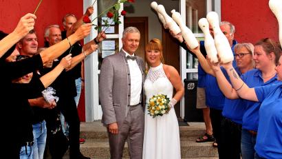 Bild: zer
Links gratuliert das Pirker Brettl mit roten Rosen und rechts die Kegelgruppe den Dobners im Spalier.