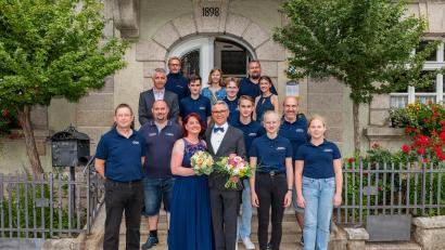 Bild: Wolfgang Schwamberger/wms
Musikerkollegen der Blaskapelle Thanhausen um Vorsitzenden Klaus Sladky (vorne links) und Dirigent Alexander Franz (Zweite Reihe, rechts) gratulierten dem Brautpaar Toni Freundl und Kirstin Härtl zur standesamtlichen Hochzeit.