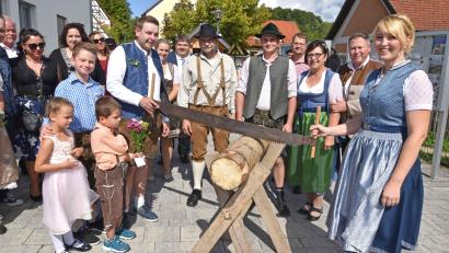 Bild: no
Mit Baumstamm und Säge warten die Mitarbeiter von Holzbau Strobel, als ihr Chef Leander Strobel und seine Frau Ramona nach der standesamtlichen Trauung das Rathaus in Illschwang verlassen.