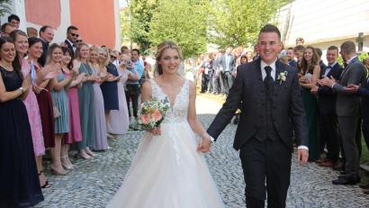 Bild: kro
Freudestrahlend genießen Theresa und Sebastian Grillmeier den Applaus der Hochzeitsgäste.