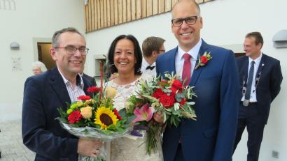 Bild: adj
Der Zweite Vorsitzende der Freien Wähler und Zweiter Bürgermeister Konrad Adam gratuliert dem frisch angetrauten Ehepaar Michaela und Bernhard (von links).