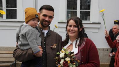 Bild: kro
Freude pur bei Mona und Yannick Schiml und ihrem Sohn Henri nach der standesamtlichen Trauung vorm Rathaus in Waldsassen, wo das Paar von von vielen Gratulanten erwartet wurde.